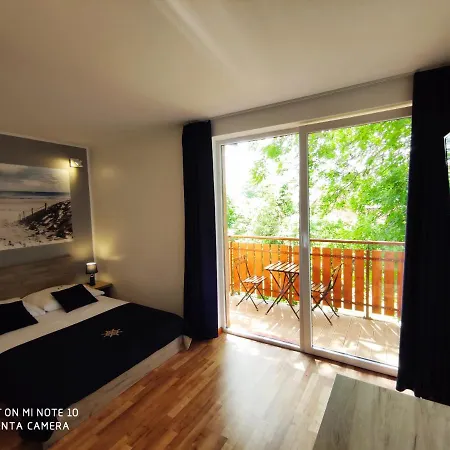 Pokoje Goscinne Pod Kasztanami Leba Exterior foto